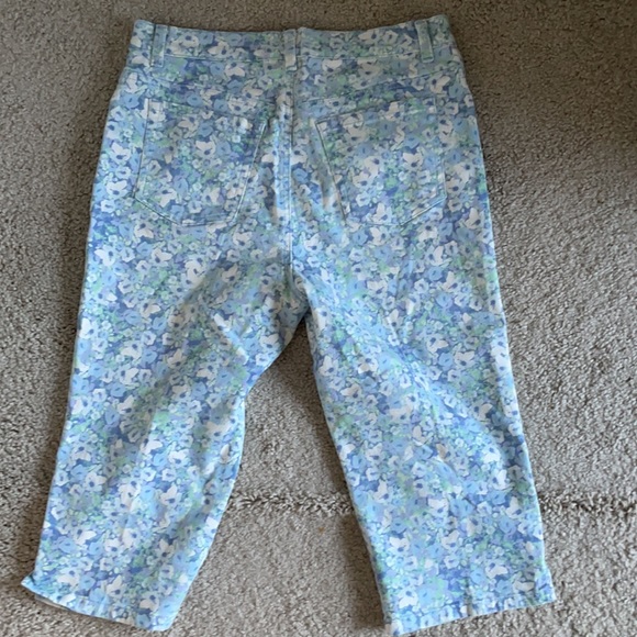 Floral print denim capris. Size 12P - Picture 4 of 6